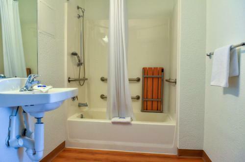 Motel 6 Gustine