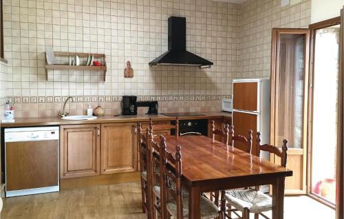 Three-bedroom Holiday Home In Santa Pellaia