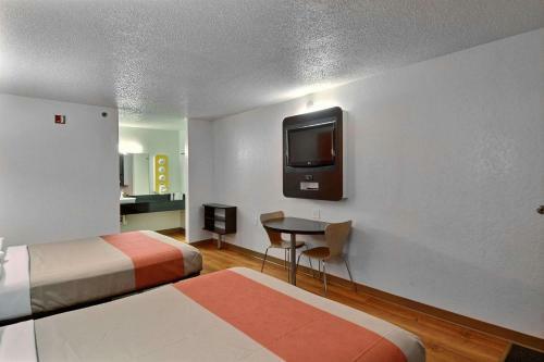 Motel 6 Tewksbury