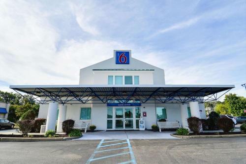 Motel 6 Tewksbury