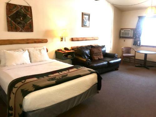 Hotel Hiawatha Lodge Inn