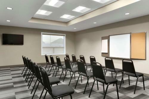 Hotel Days Inn & Suites By Wyndham Warman Legends Centre