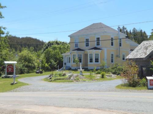 Posada Deer Island Inn