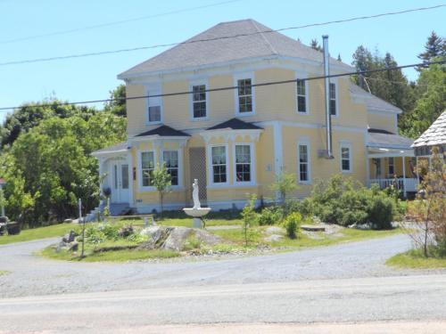 Posada Deer Island Inn
