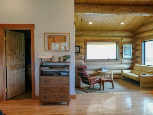 Beautiful Log Chalet Near Fernie, B.c.