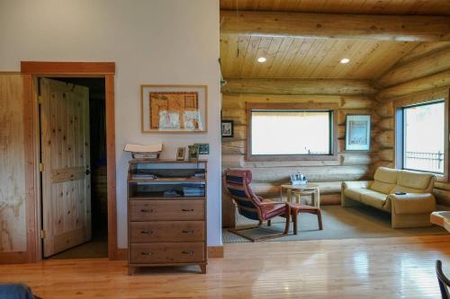 Beautiful Log Chalet Near Fernie, B.c.