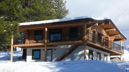 Beautiful Log Chalet Near Fernie, B.c.