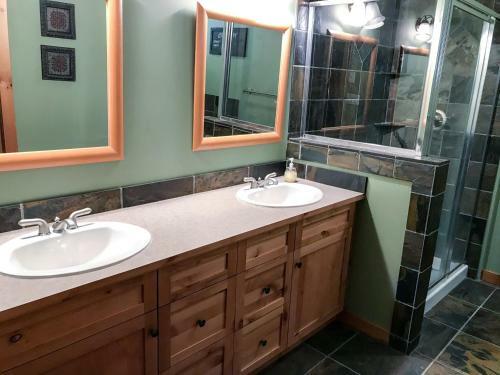 Panorama Resort Luxury Vacation Home With Fairmont Creek