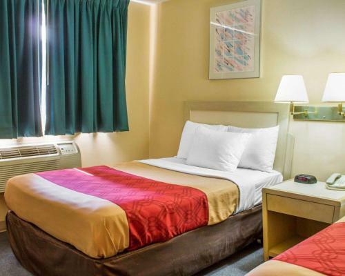 Hotel Econo Lodge Drums