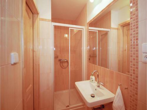 Three-bedroom Holiday Home In Partizanska Lupca
