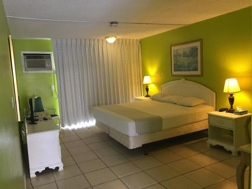 Motel Camelot Waterfront Inn