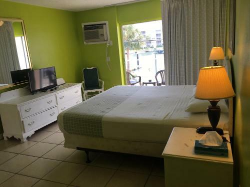 Motel Camelot Waterfront Inn