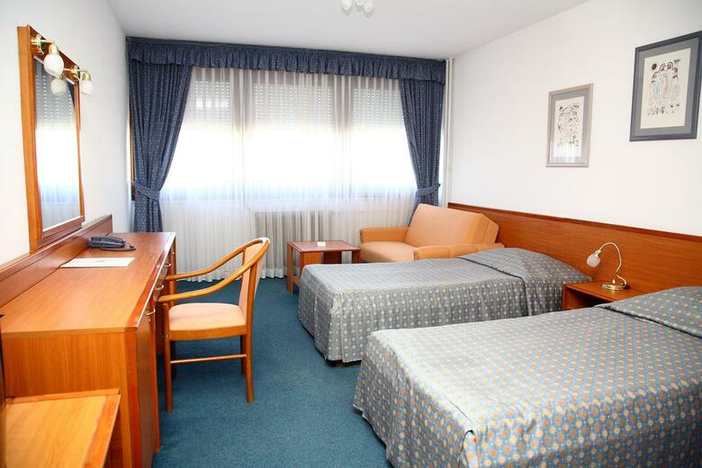 Hotel I