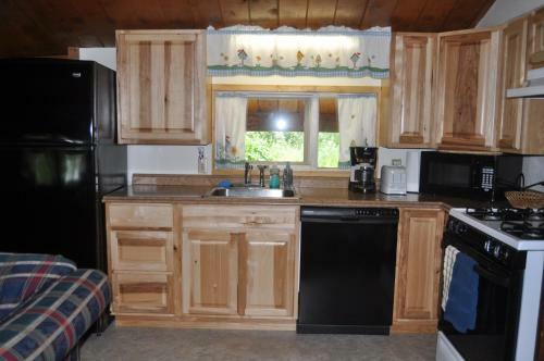 Daniels Lake Lodge Cabins