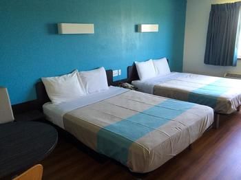Motel 6 Rothschild
