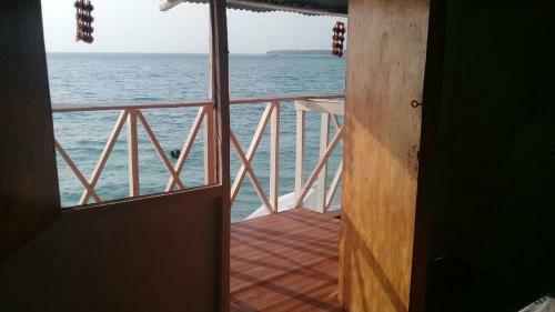 Hostal Cabanas Black And White