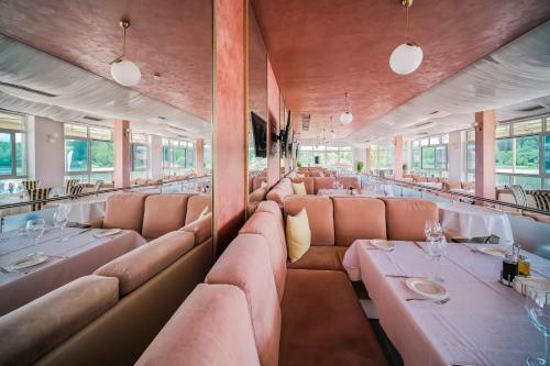 Hotel Robins Club