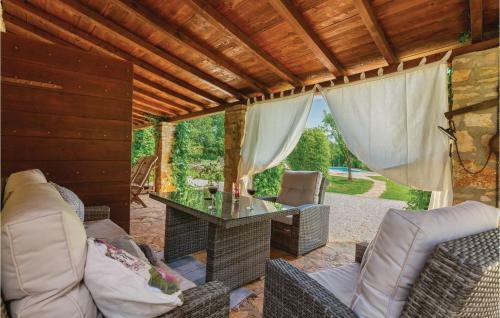 Three-bedroom Holiday Home In Medaki