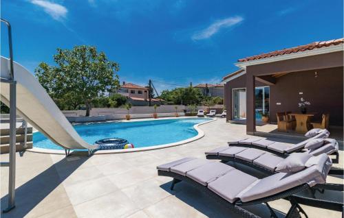 Five-bedroom Holiday Home In Medulin