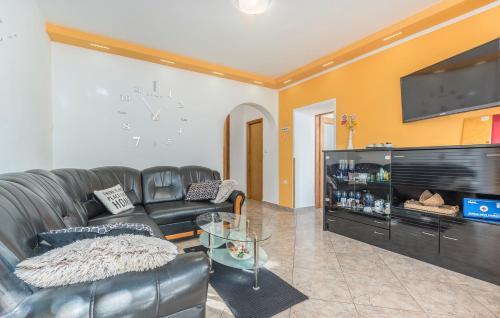 Hostal E-m Apartments With Private Pool