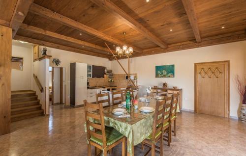 Hostal E-m Apartments With Private Pool