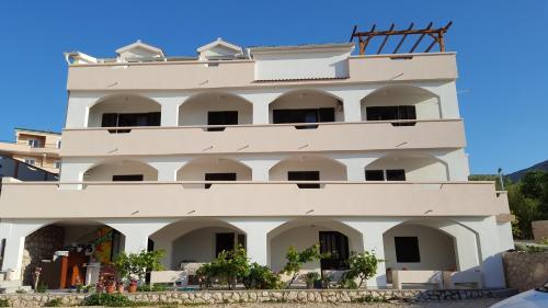 Hostal Triple Room Metajna 4120b