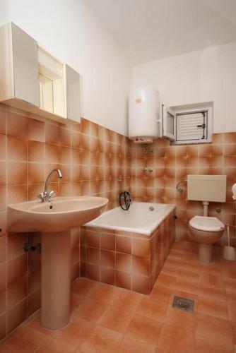 Hostal Quadruple Room Metajna 6378g