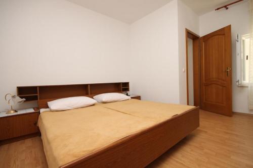 Apartment Metajna 6486g