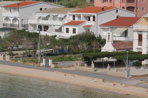 Apartment Metajna 6486g