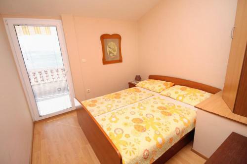 Apartments By The Sea Pisak (omis) - 1070