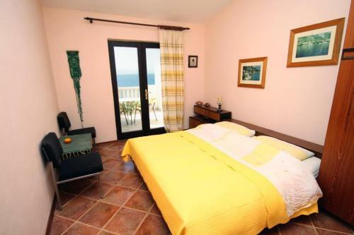 Apartments By The Sea Pisak (omis) - 1070