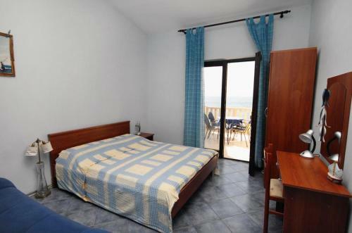 Apartments By The Sea Pisak (omis) - 1070