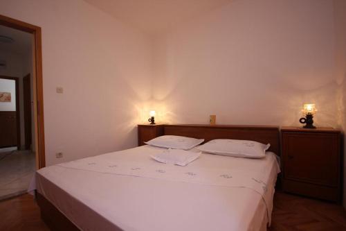 Apartments By The Sea Pisak (omis) - 7570