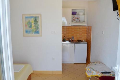 Apartments With A Parking Space Pisak (omis) - 4281