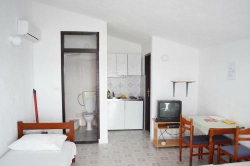 Apartments With A Parking Space Pisak (omis) - 4281