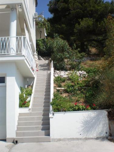 Apartments With A Parking Space Pisak (omis) - 4281