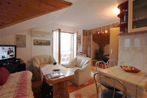 Apartments By The Sea Pisak (omis) - 15177