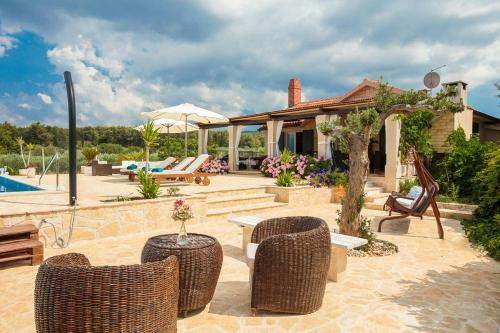 Mirca Villa Sleeps 8 Pool Air Con Wifi