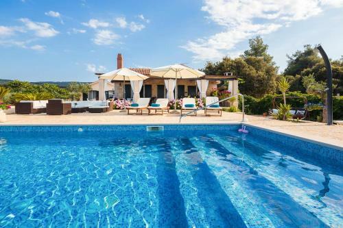 Mirca Villa Sleeps 8 Pool Air Con Wifi