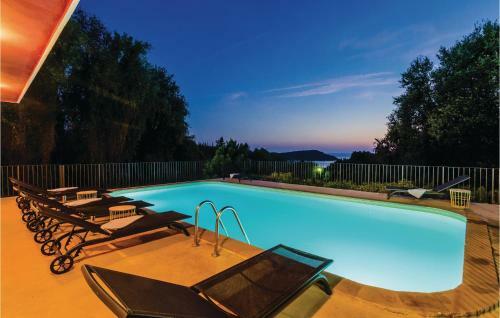Eight-bedroom Holiday Home In Molunat