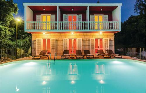 Eight-bedroom Holiday Home In Molunat