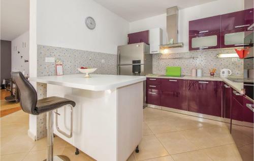 Three-bedroom Apartment In Mravince