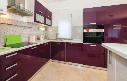 Three-bedroom Apartment In Mravince