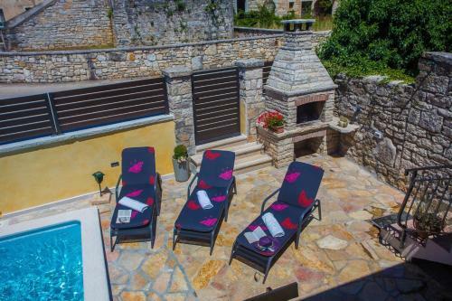 Comfortable Villa Kris With Pool In Mrgani