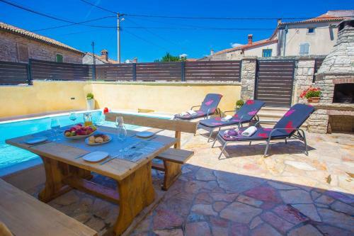 Comfortable Villa Kris With Pool In Mrgani