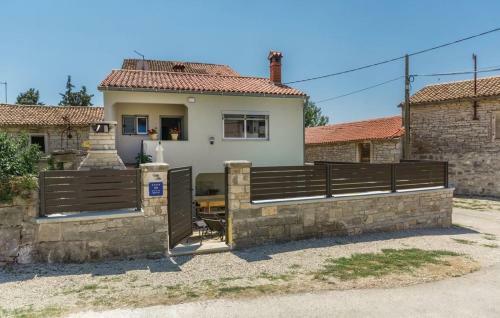 Comfortable Villa Kris With Pool In Mrgani