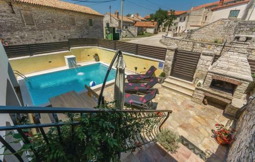 Comfortable Villa Kris With Pool In Mrgani