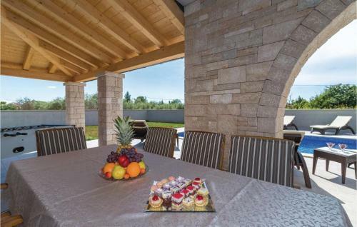 Four-bedroom Holiday Home In Radeki Polje