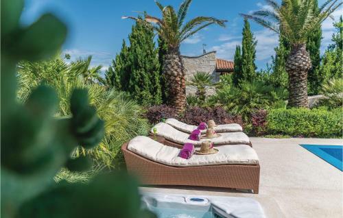 Six-bedroom Holiday Home In Murter