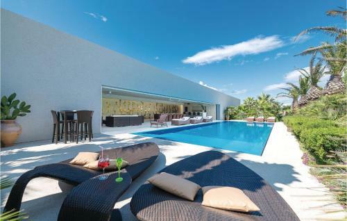 Six-bedroom Holiday Home In Murter